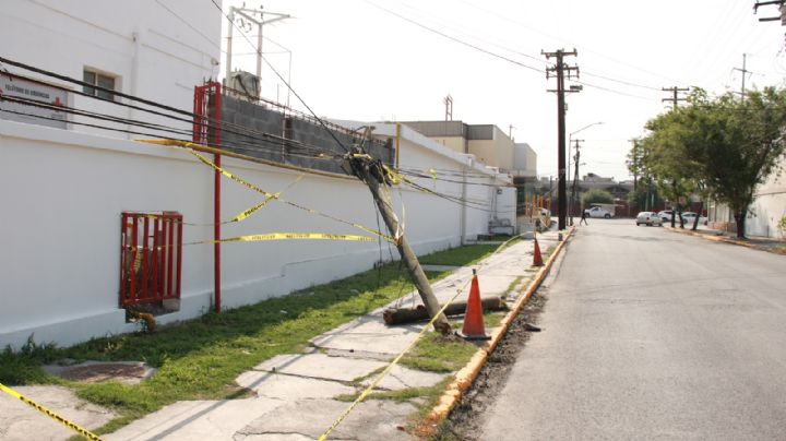 Poste caído entorpece operaciones de Cruz Roja y dificulta paso de peatones
