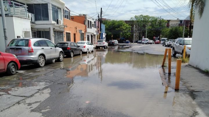 Fuga de agua en el centro de Monterrey sería potable