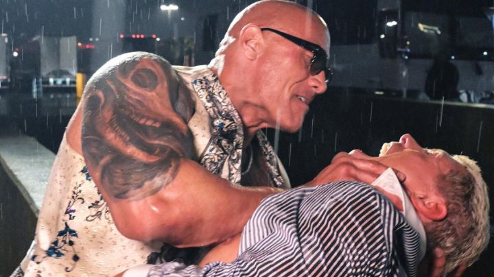 Video: The Rock da golpiza a Cody Rhodes en un estacionamiento y bajo la lluvia