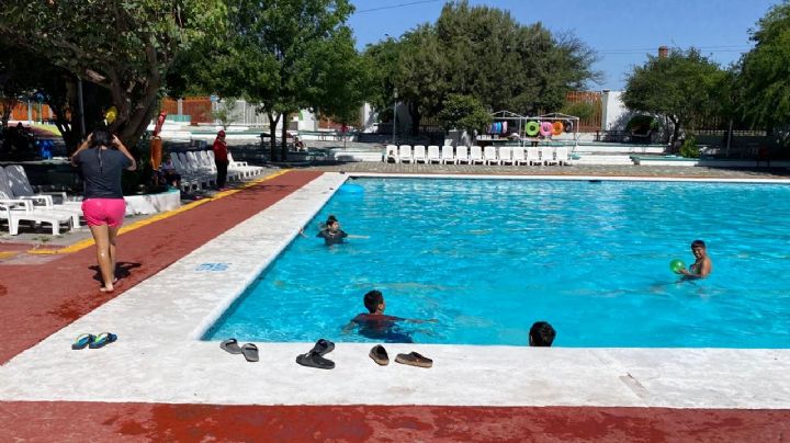 Regios aprovechan vacaciones de Semana Santa y disfrutan de los parques acuáticos