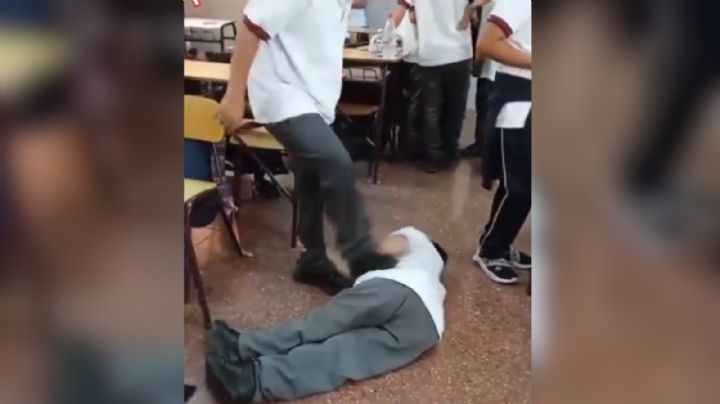 Joven golpea a estudiante con discapacidad en salón de clases