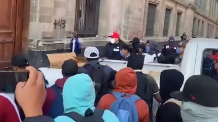 Normalistas de Ayotzinapa derrumban puerta de Palacio Nacional; querían entrar a la Mañanera
