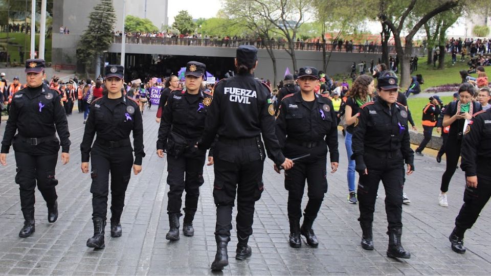 Policías de Fuerza Civil en marcha del 8M en Monterrey