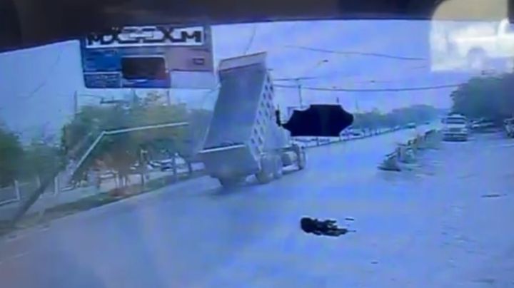 Camión de volteo derriba postes de electricidad y telefonía en Santa Catarina