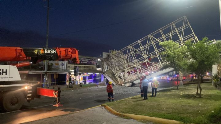 Grúa tumba puente peatonal en avenida De la Aurora, San Nicolas; hay 3 heridos