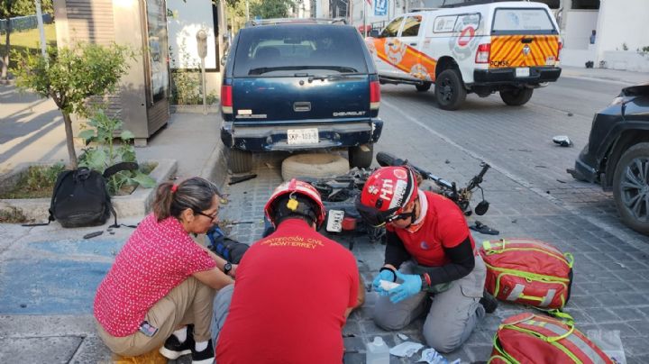 Motociclista se pasa luz roja y es impactado por camioneta en el centro de Monterrey