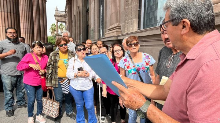 Maestros protestan por prima de antigüedad frente a Palacio de Gobierno