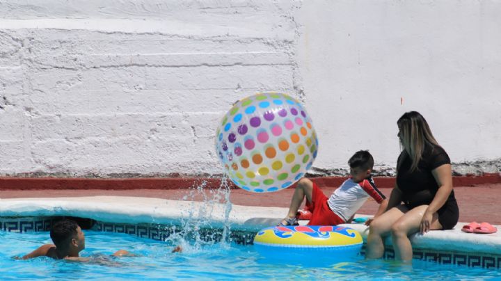 Regios y foráneos disfrutan los parques acuáticos de la ciudad