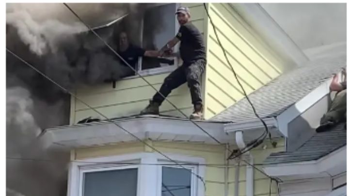 Hombre arriesga su propia vida para salvar a su vecino atrapado en casa en llamas en EU