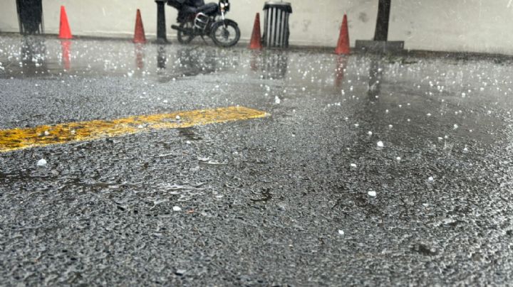Cae fuerte lluvia con granizo en Monterrey