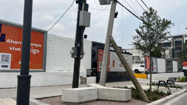 Ante peligro de caer, detienen poste de CFE ¡con otro poste! en Centrito Valle, San Pedro