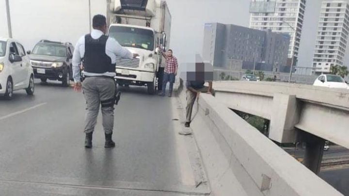 Policías evitan tragedia en puente de avenida Alfonso Reyes, en Monterrey