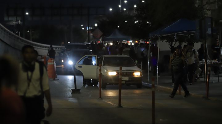A falta de camiones... usan taxis piratas en estación Sendero