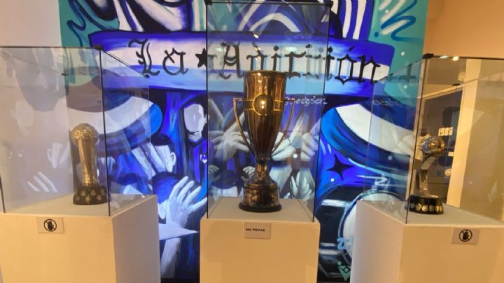 Llegan trofeos de Rayados y Tigres a exposición “El Fútbol como Pretexto”