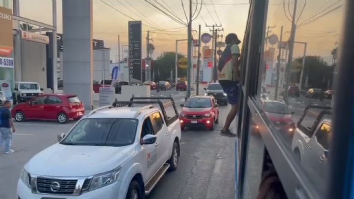 VIDEO: Ante el tráfico, joven sale por la ventana de un camión de la Ruta 116 en Monterrey