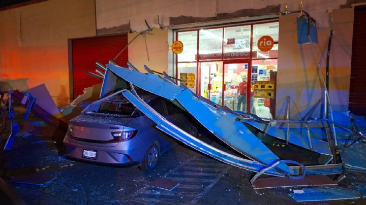 Cae anuncio panorámico sobre auto en Monterrey