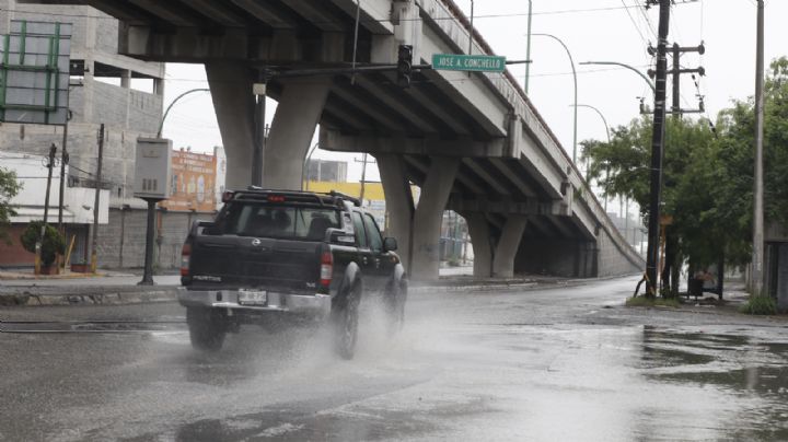 Lluvias en NL provocan cortocircuitos, choques y árboles dañados