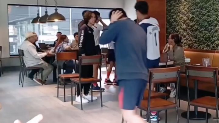 Explota audífono a joven mientras bebía café en Starbucks de Puebla