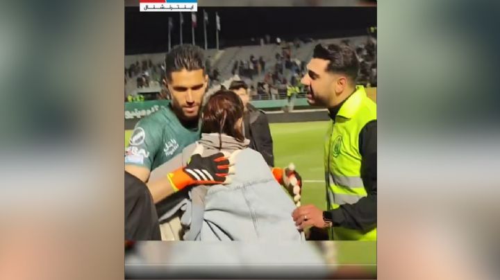 Sancionan a futbolista iraní por abrazar a una mujer