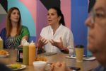 Lorenia Canavati escucha reclamos de comerciantes de Centrito Valle