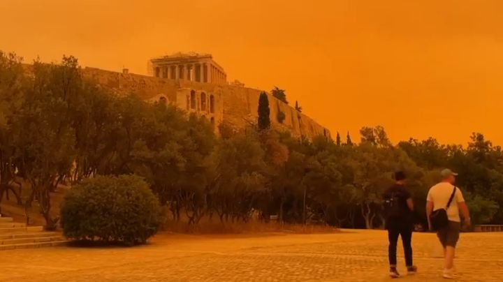 Polvo del Sahara pinta de naranja los cielos de Grecia