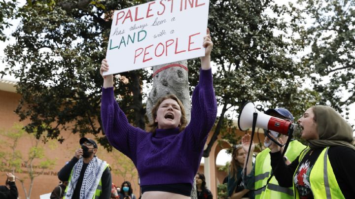 Detienen a estudiantes que protestaban a favor de Palestina en Texas y California