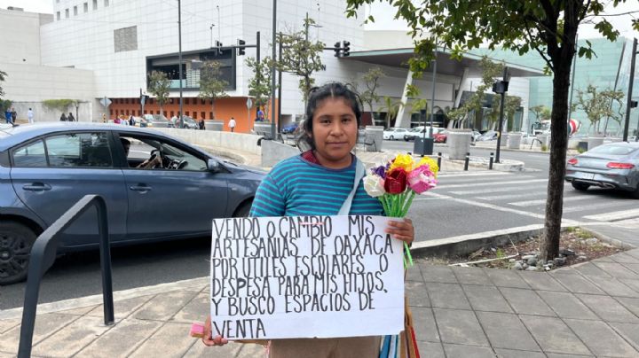 Griselda cambia flores artesanales por útiles escolares o despensa para sus hijos