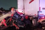 Mueren dos al impactar su auto deportivo contra tráiler en Apodaca