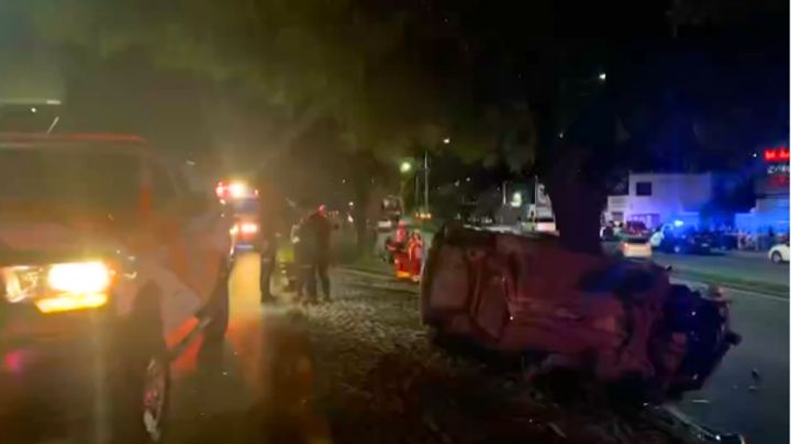 Muere conductor tras volcar su auto en la avenida Lázaro Cárdenas en Monterrey