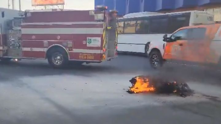 Moto le pega a Tsuru y se incendia sobre avenida Cuauhtémoc, en Monterrey