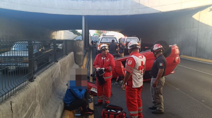 Joven vuelca su auto y genera tráfico en Garza Sada, en Monterrey