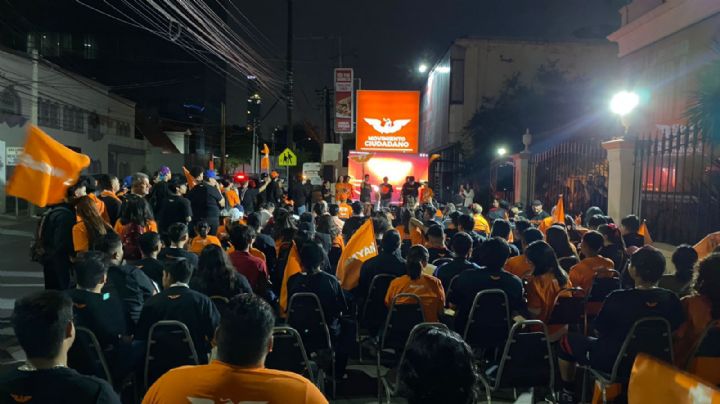 Simpatizantes de MC se reunen para ver el debate presidencial y apoyar a Jorge Álvarez Máynez