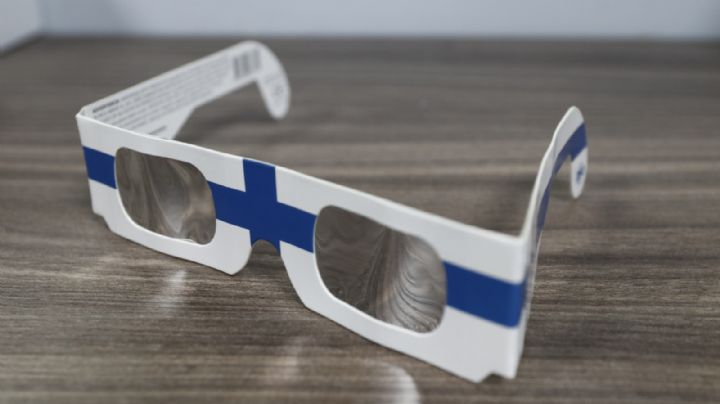 Comerciantes de Colegio Civil aprovechan y venden lentes para ver el eclipse solar en Monterrey