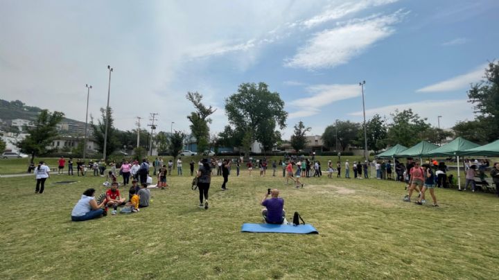 Sampetrinos acuden al parque El Capitán para presenciar el eclipse solar