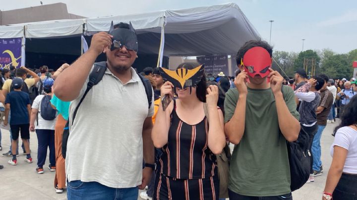 Estudiantes enmascarados disfrutan del eclipse solar en Ciudad Universitaria