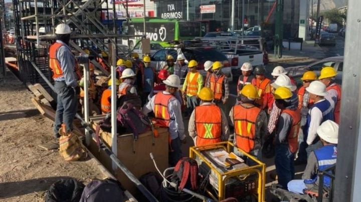 Regios son más chambeadores; dedican en promedio 13 horas al día a su empleo