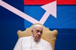 El papa Francisco sufre caída y se lesiona el brazo