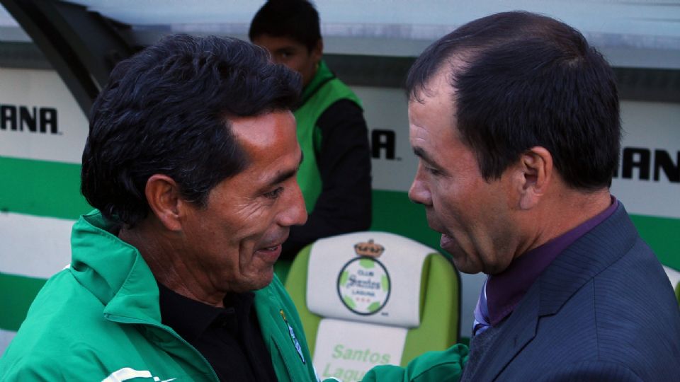 Benjamín Galindo y José Guadalupe Cruz saludándose en el Apertura 2011.