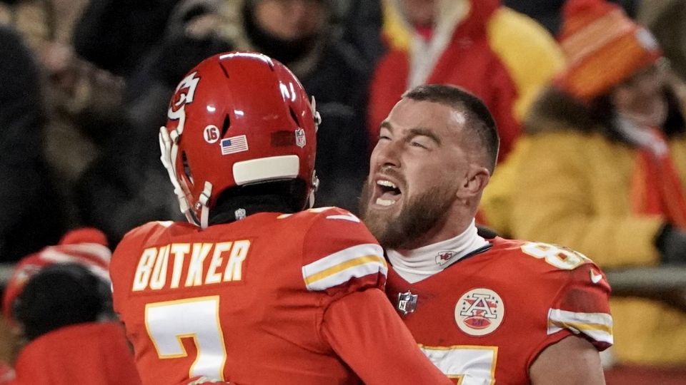 Harrison Butker, pateador de los Kansas City Chiefs, celebrando con Travis Kelce un gol de campo.