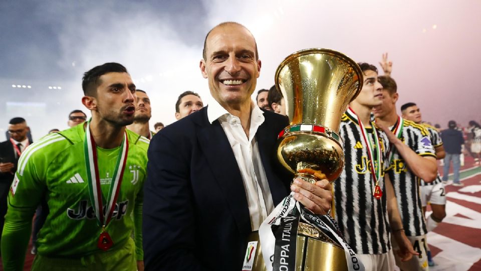 El ex entrenador de la Juventus, Massimiliano Allegri, celebra con el trofeo después de ganar la Copa de Italia.