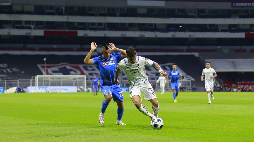 Roberto Alvarado (I) del Cruz Azul y Sebastian Vegas (D) del Monterrey disputan el balón durante el juego de reclasificación del Torneo Apertura 2021 de la Liga MX