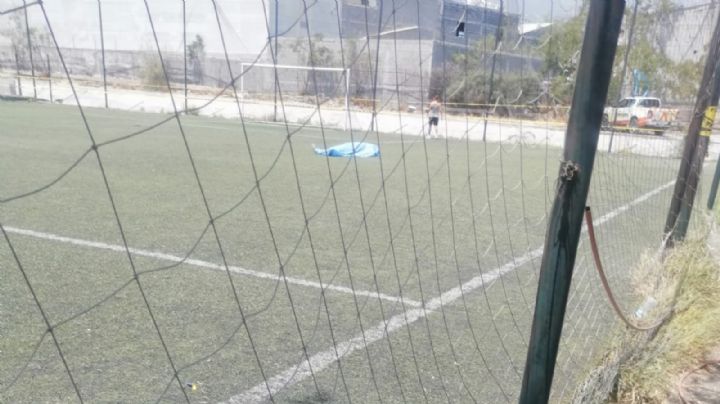 Hombre muere mientras jugaba futbol en unidad deportiva de Santa Catarina