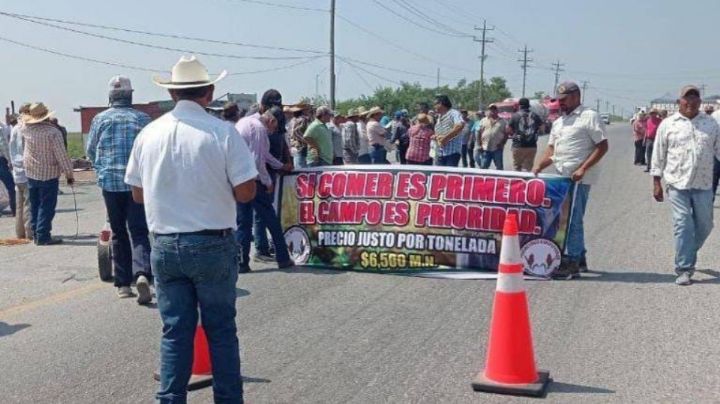Productores cierran carretera Victoria-Matamoros por devaluación del sorgo