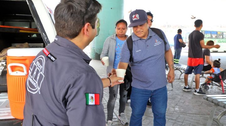 Por altas temperaturas, Protección Civil reparte bebidas hidratantes en San Pedro