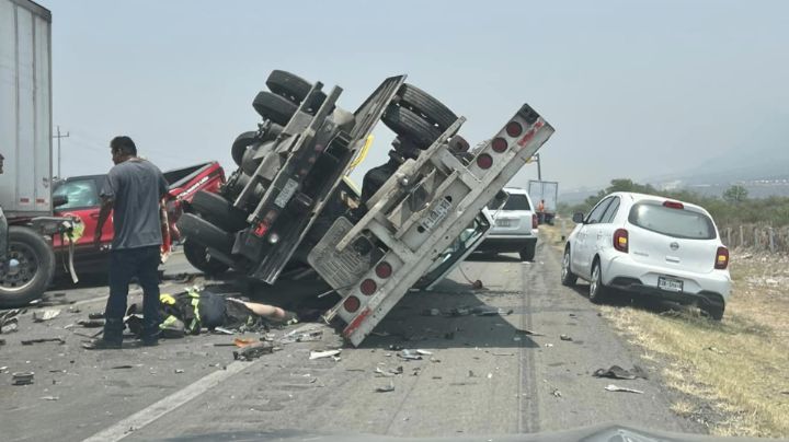 Carambola entre tráiler y unidades de Protección Civil deja un muerto en carretera a Saltillo