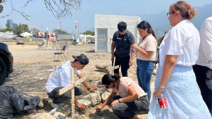 Colocan cruces de madera en honor a las víctimas de la tragedia en San Pedro