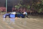 Familia varada en auto es auxiliada por policía de Monterrey durante inundaciones