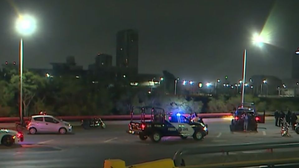 Motociclista se impacta contra luminaria y fallece en Monterrey