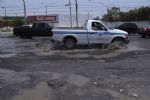 Por lluvias, baches y aguas negras ponen a sufrir a automovilistas en Guadalupe
