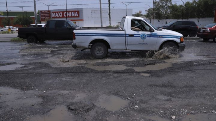 Por lluvias, baches y aguas negras ponen a sufrir a automovilistas en Guadalupe